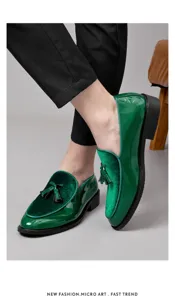 Primer plano detallado de elegantes zapatos de vestir con borlas de charol y terciopelo.