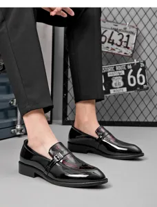 Chaussures habillées en cuir verni pour hommes mocassins formels avec boucle élégante.