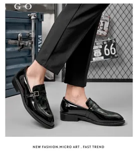 Vue détaillée de chaussures habillées en cuir vernis pour homme avec boucle métal.