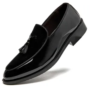 Zapatos de vestir de charol negro para hombre con borlas punta fina para boda y trabajo.