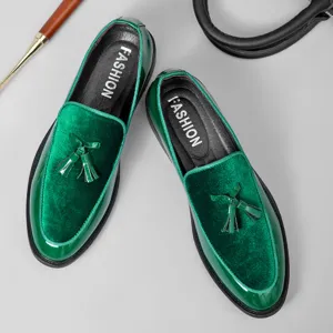 Estilizados zapatos de charol verde con terciopelo y borlas para hombre mocasines boda.