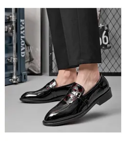 Chaussures habillées en cuir verni pour hommes, finition brillante, boucle en métal et motif rouge.