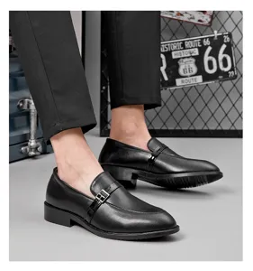 Vue détaillée de chaussures de ville pour hommes en cuir noir avec boucle en métal.