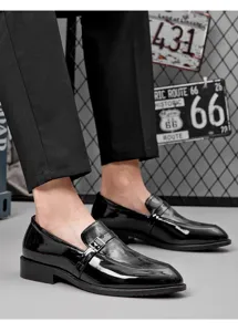 Chaussures de ville homme en cuir vernis noir, richelieus formels à boucle pour affaires.