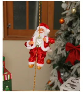 Detailansicht des elektrischen kletternden Weihnachtsmann Seilspielzeugs für Dekoration.