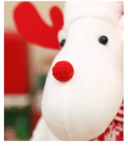 Nahaufnahme Detailaufnahme von süßem Plüsch Rentier mit roter Nase für Weihnachtsdekoration.