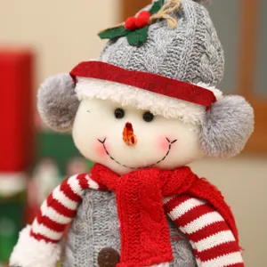 Weihnachten Schneemann Plüschpuppe Dekoration mit Mütze und Schal für festliche Raumdeko.