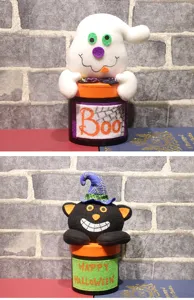 Detailansicht der Halloween Pluesch Geist und schwarze Katze Suessigkeiten Dose Dekoration.