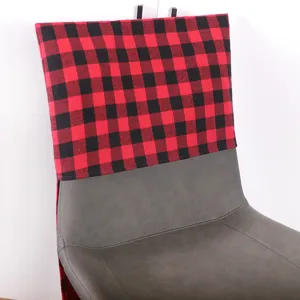 Funda de silla de Navidad de cuadros rojos y negros para decoracion de comedor.
