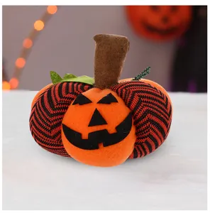 Dettaglio decorazione zucca in tessuto di Halloween, adorabile ornamento in peluche per feste.