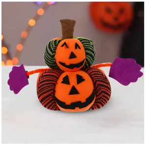 Vista di dettaglio del peluche zucca di Halloween, simpatica statuetta per festa.