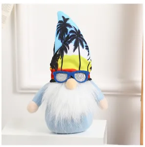 Dettaglio in primo piano del peluche gnomo da spiaggia estivo con cappello e occhiali.