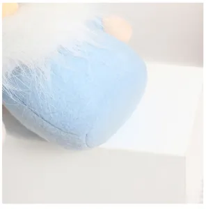 Primo piano dettaglio della bambola gnomo senza volto da spiaggia estiva esposizione di peluche.