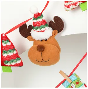 Dettaglio della bandiera di Natale appendibile con renna di peluche e alberi festivi.