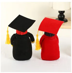 Peluche gnome de remise de diplôme avec chapeau noir et rouge, cadeau de fin d'études.