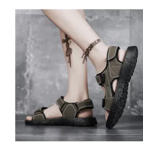 Ανδρικά outdoor casual σανδάλια σε λεπτομέρεια, πράσινα αναπνέοντα άνετα παπούτσια παραλίας.