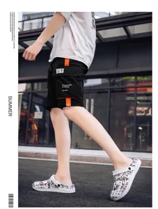 Sommersandalen und Cargoshorts für Herren und Damen, atmungsaktive Freizeitschuhe am Strand.