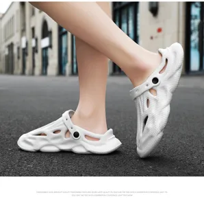 Weiße Schaumstoff Clogs Detailansicht, atmungsaktives Design für Sommer und Strandoutfits.