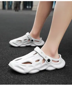 Detailaufnahme von weißen atmungsaktiven Hohl-Gartenschuhen, ideal für Sommerstrand und Outdoor.