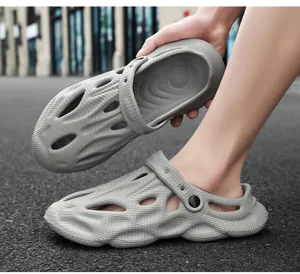 Graue Schaumstoff Clogs für Damen und Herren, atmungsaktive hohle Strandschuhe, Outdoorsandalen.