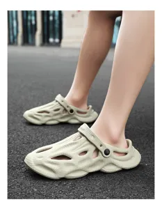 Detailansicht der lässigen Sommer-Clogs in Beige mit strukturierter Schaumstoff-Oberfläche und Belüftung.