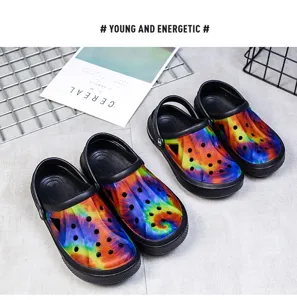 Zuecos de jardín tie-dye coloridos para hombres y mujeres, sandalias de verano con correa.
