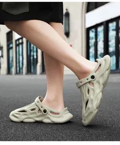 Detailansicht atmungsaktiver Strand-Clogs mit weichem rutschfestem Design für Sommeraktivitäten.