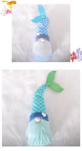 Vista detallada de peluche gnomo de mar con cola de sirena brillante decoración del hogar.