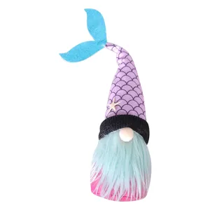 Adorable peluche enano sirena, sombrero escamas moradas y cola azul, decoración.