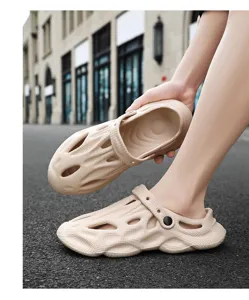 Detailansicht atmungsaktiver Garten-Clogs, weiche Strandschuhe mit strukturierter Netzoptik.