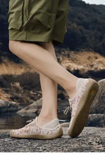 Detalle de zapatos casuales transpirables para hombre al aire libre con suela antideslizante cómoda.