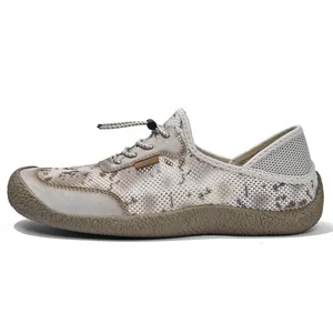 Detalle de malla transpirable para zapatos casuales con cordones elásticos y suela.