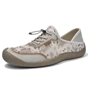 Detalle de zapato casual transpirable para hombre, diseño ligero con sistema de cordones.