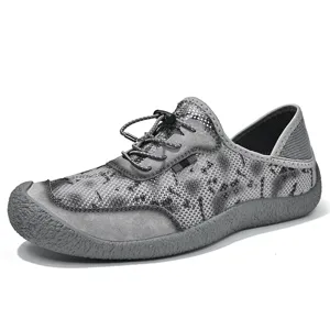 Detalles de los zapatos casuales grises de malla con cordón elástico y puntera protectora.