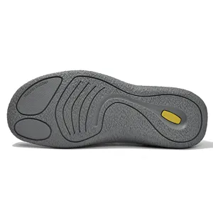 Primer plano de suela de goma gris para zapatos de hombre con textura antideslizante y detalle.