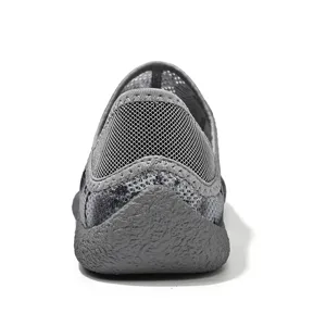Zapatos de conducción casuales de malla gris para hombres, detalle trasero con suela.