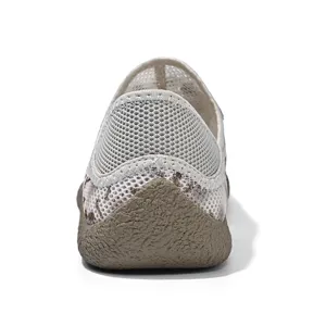Zapatos casuales de malla transpirable para hombre zapatillas ligeras vista trasera fondo blanco