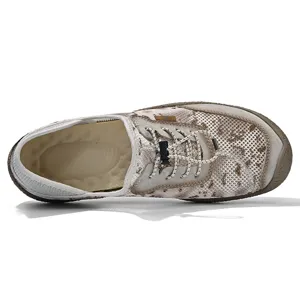 Vista superior detallada de zapatos casuales de hombre en malla transpirable con cordones elásticos.