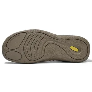 Primer plano detallado de una suela de zapato de goma natural marrón con textura antideslizante.