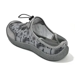 Zapatos casuales de malla gris detalle, tejido transpirable ligero con cordones elasticos.