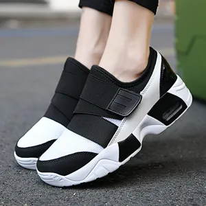 Γυναικεία μαύρα λευκά αθλητικά παπούτσια casual slip-on με ελαστικό λουράκι άνεση