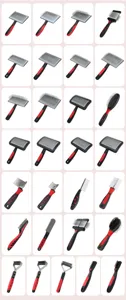 Kit de brosses de toilettage rouges et noires pour animaux avec divers accessoires.