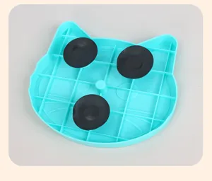 Vista dettagliata della base in plastica blu del gioco per gatti con tre ventose.