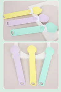 Dispensador de tiras de comida para gatos en tonos pastel amarillo morado y verde.