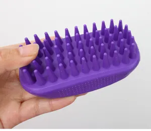 Dettaglio spazzola massaggio per animali in silicone viola con setole coniche dense.