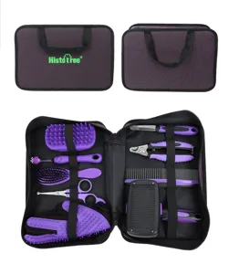 Vista dettagliata del kit di toelettatura per animali con borsa viola e vari strumenti utili.