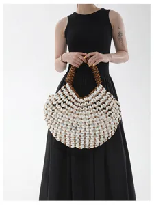 Vue détaillée du sac cabas en perles fait main, montrant le travail des perles et la texture.