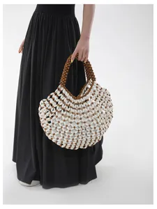 Détail de texture tissée en perles de bois faites main, design en filet, sac de plage.