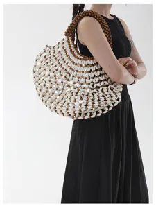 Vue détaillée du sac porté épaule creux en perles de bois et blanches pour l'été et la plage.