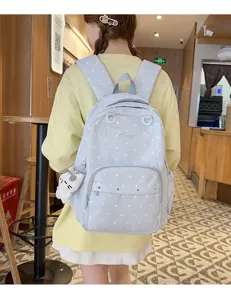 Vue détaillée de la scène du joli sac à dos d'école à pois, sac de voyage étudiant élégant.
